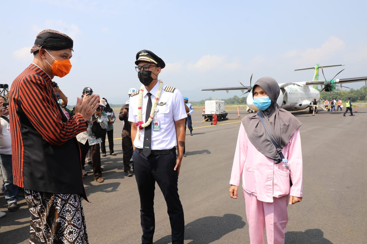 Gubernur Ganjar Pranowo menyaksikan pendaratan perdana di Bandara Jenderal Surdiman Purbalingga. (Foto: Dok Jateng)