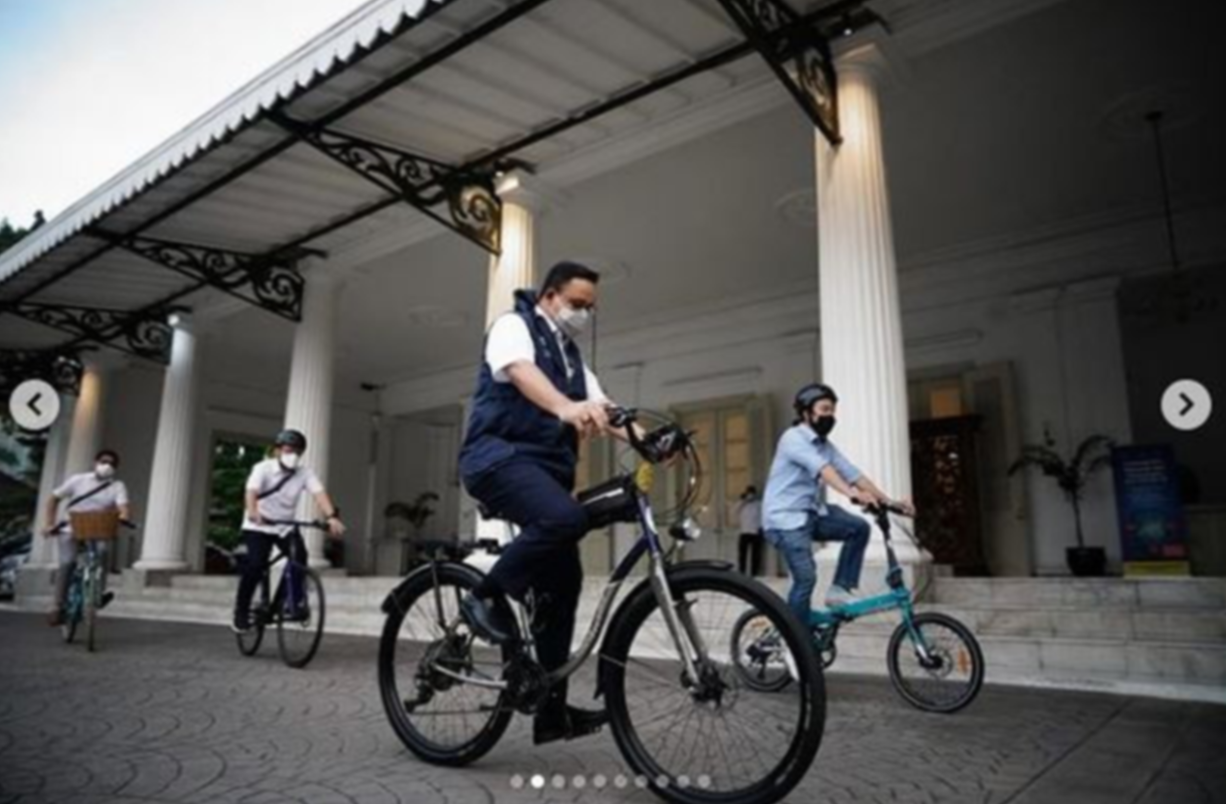 Gubernur DKI Jakarta, Anies Baswedan gowes sepeda ke Balai Kota memperingati Hari Sepeda Dunia, Kamis 3 Juni 2021. (Foto: Instagram @aniesbaswedan)