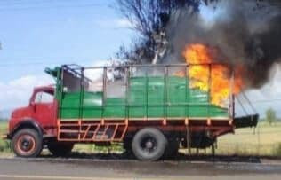 Truk yang terbakar di jalur pantura, menyebabkan macet total di jalur Probolinggo-Situbondo. (Foto: Ikhsan Mahmudi/Ngopinews.id)