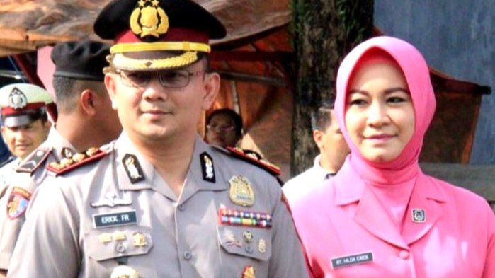 Kapolres Bondowoso AKBP Erick Frendriz dan istri.AKBP Erick Frendriz dimutasi sebagai Kapolres Pasuruan. (Foto: Guido Saphan/Ngopibareng.id)