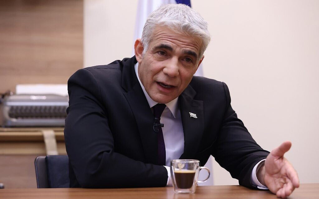 Yair Lapid, ketua partai tengah Yesh Atid, memberikan pernyataan kepada pers sebelum pertemuan fraksi partai di Knesset, parlemen Israel, di Yerusalem 31 Mei 2021. (Foto: The Times of Israel)