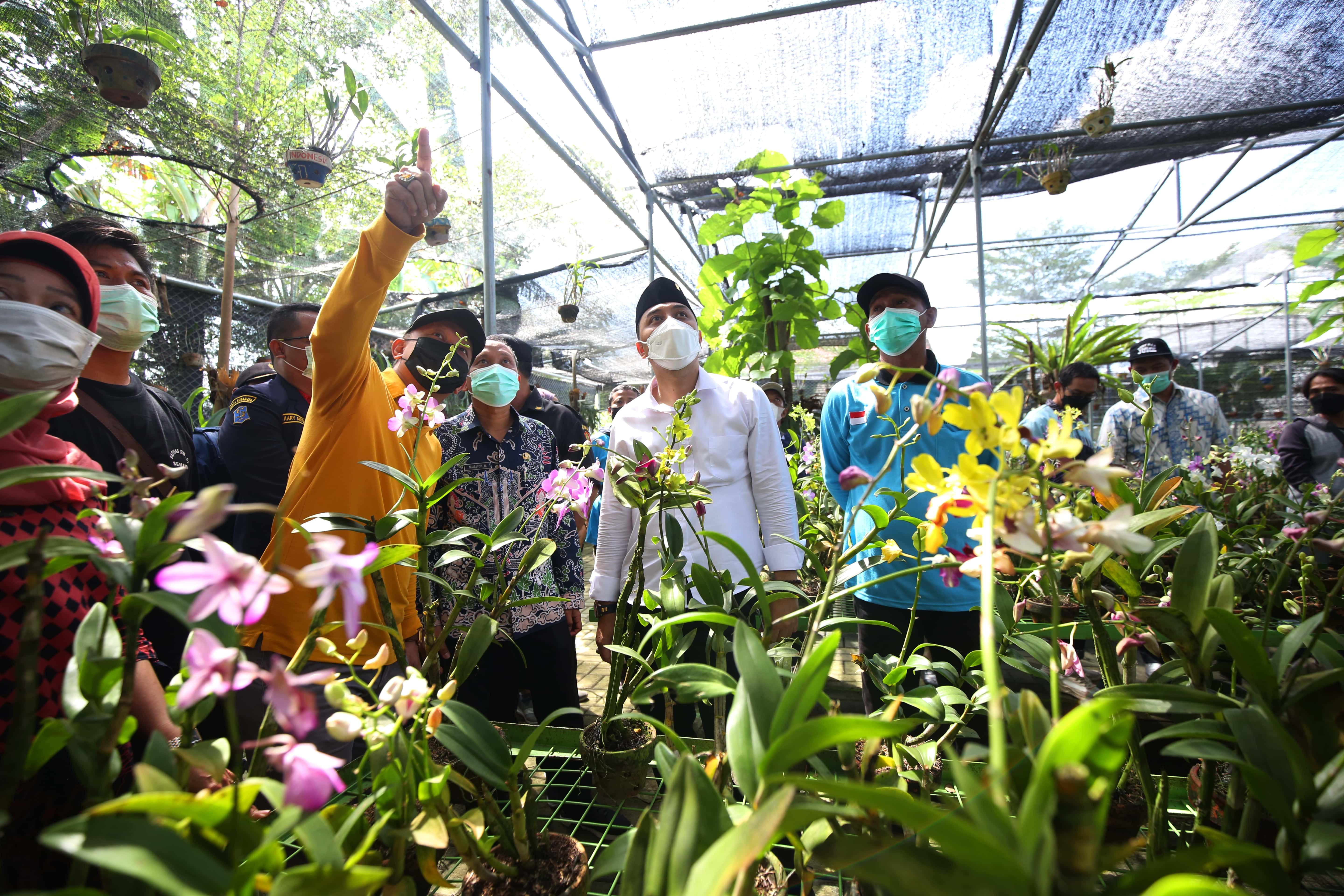 Walikota Surabaya, Eri Cahyadi saat meninjau Taman Anggrek, Surabaya, Kamis 3 Juni 2021.