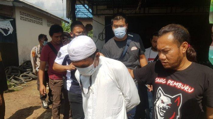 Tersangka HP (pakai baju, masker, dan penutup kepala putih) tega membunuh korban karena jengkel dimintai uang usai kencan. (Foto: Istimewa)