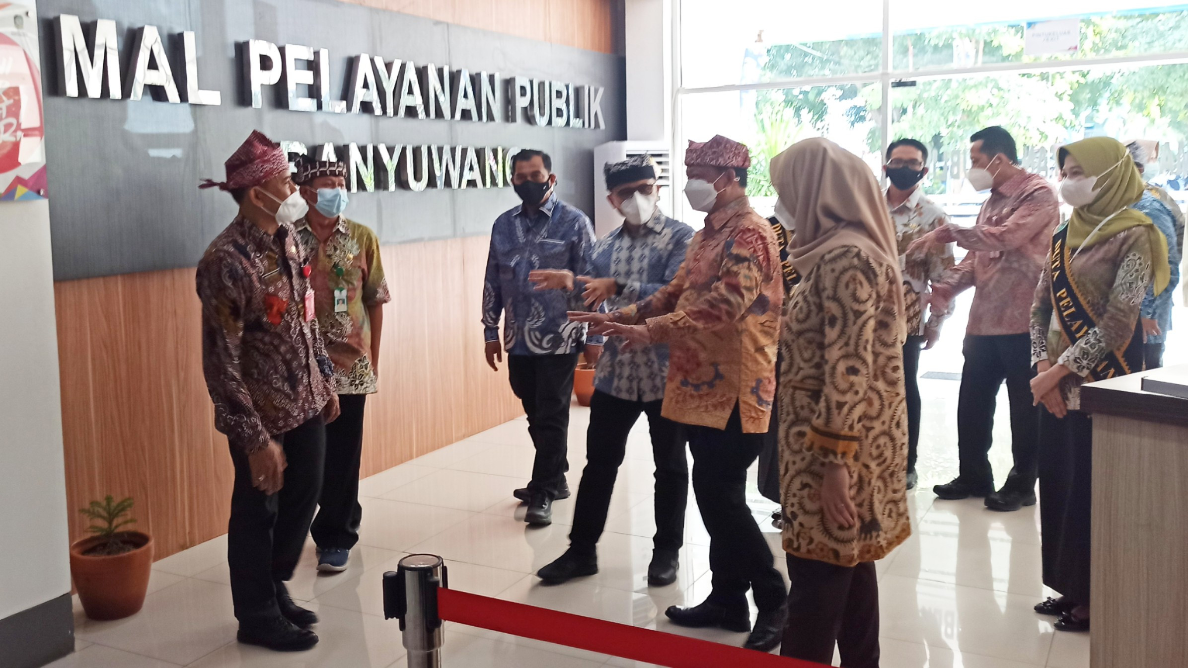 Menteri Dalam Negeri RI Tito Karnavian, melihat pelayanan publik di Mal Pelayanan Publik Banyuwangi, Jumat 4 Juni 2021. (Foto: Muh Hujaini/Ngopibareng.id)