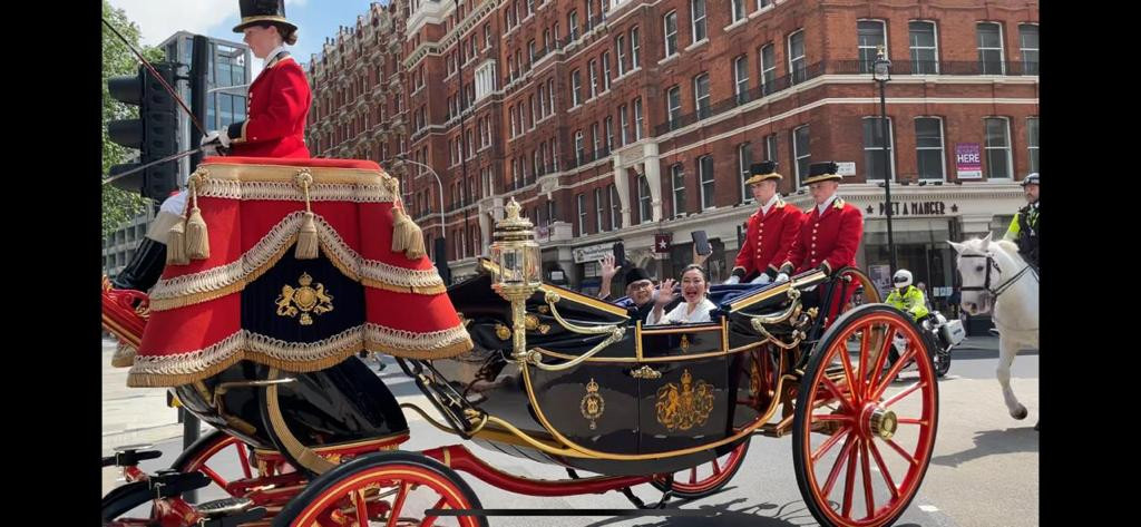 Keberangkatan Dubes RI di Inggris Raya, Desra Percaya, bersama Marshal of Diplomatic Corps, Alistair Harrison, mendampingi selama pelaksanaan kegiatan resmi itu. (Foto-foto: KBRI London)