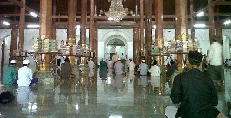 Masjid Agung Sunan Ampel, Surabaya, selalu dipadati jamaah. (Foto: Istimewa)