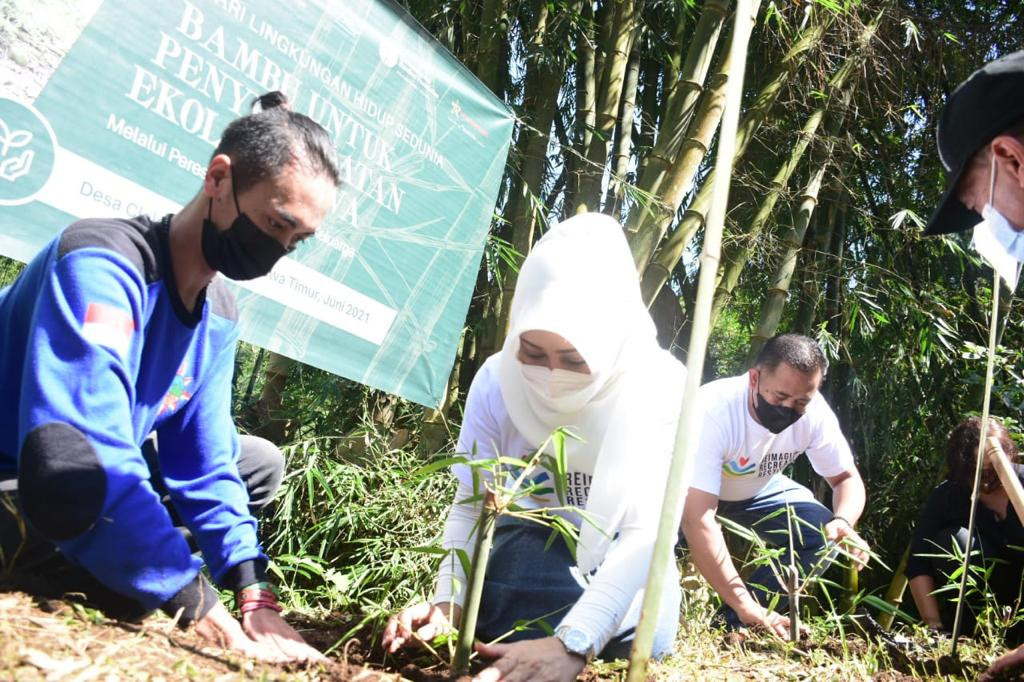 Bupati melakukan penanaman bibit bambu di air terjun Surodadu Desa Claket, Kecamatan Pacet. (Foto: Deni Lukmantara/Ngopibareng.id)