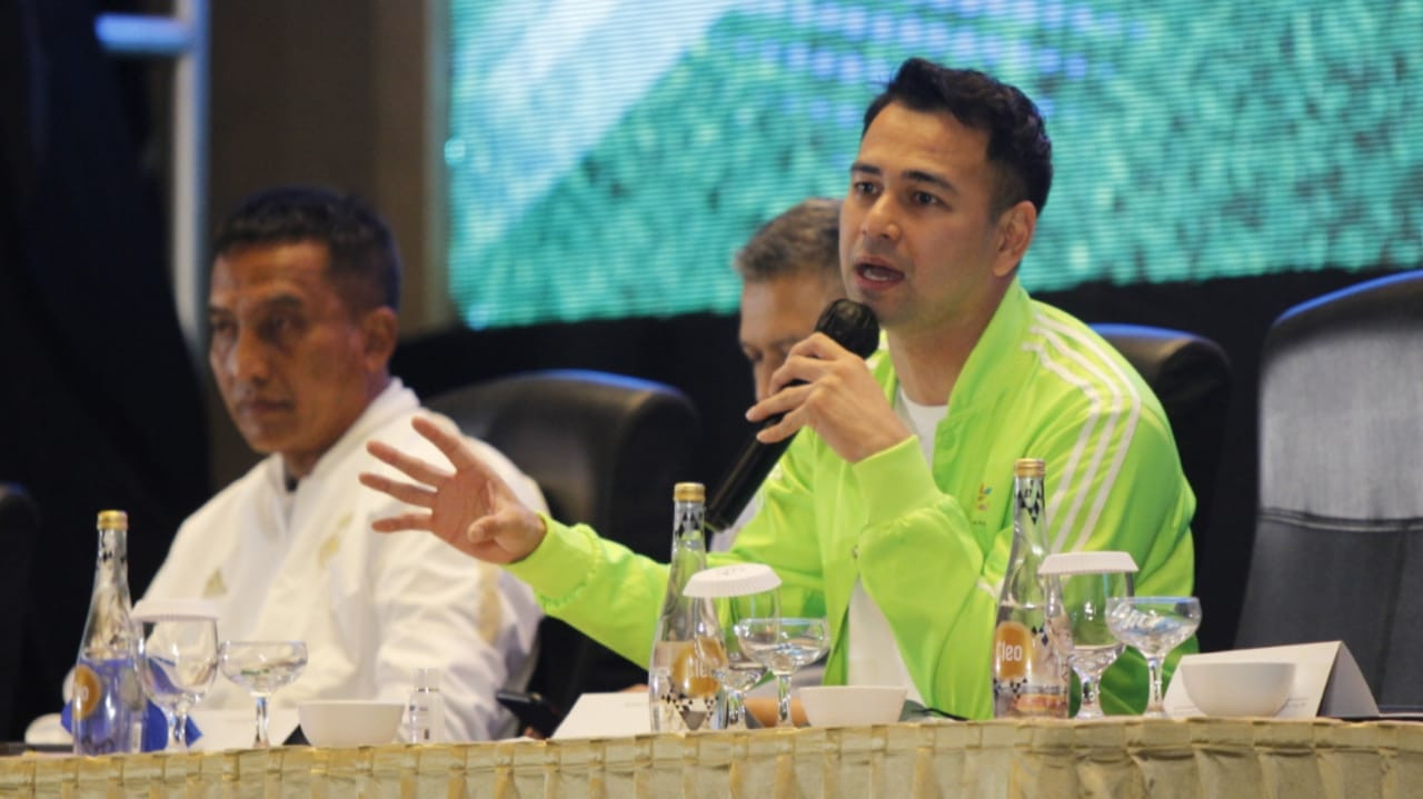 Bos Rans Cilegon United, Raffi Ahmad ketika mengisi acara Sosialisasi Inpres Nomor 3 Tahun 2019 di Hotel Vasa, Surabaya, Sabtu 5 Juni 2021. (Foto: Fariz Yarbo/Ngopibareng.id)