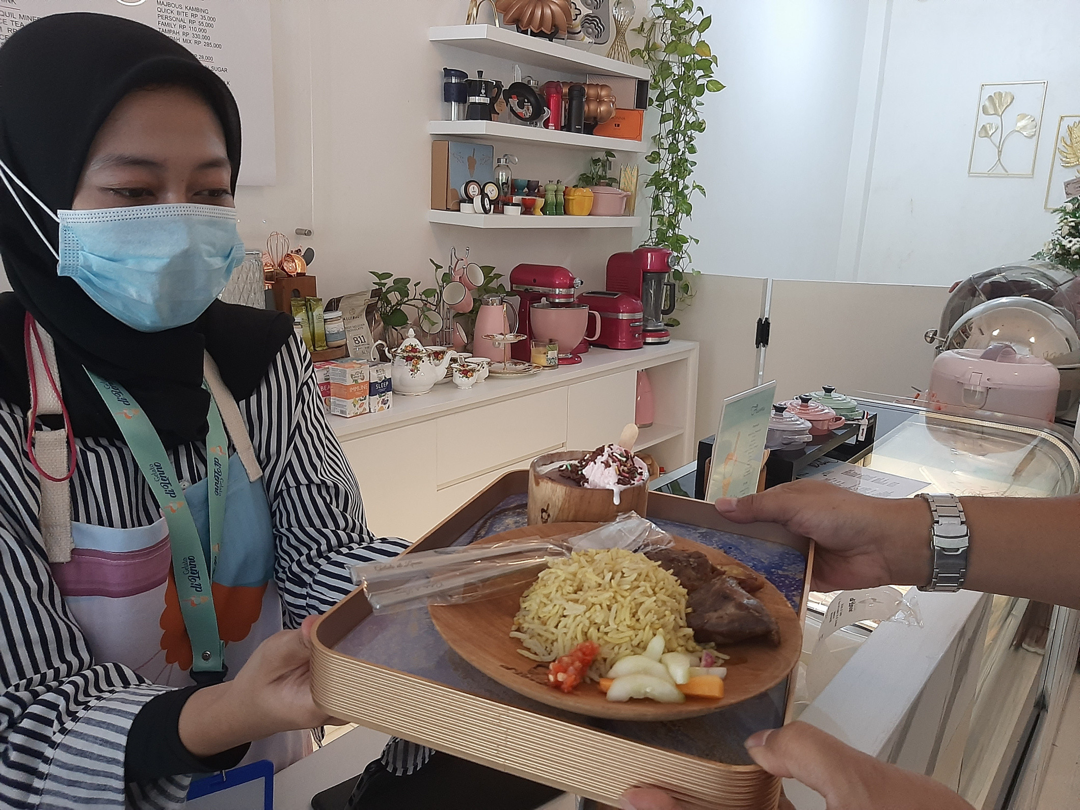 Perpaduab gelato dan nasi Majbous, khas Arab di cafe gelato Surabaya. (Foto: Pita Sari/Ngopibareng.id)