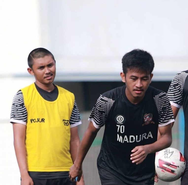 Maulana Romadhun (gelandang), dan Erik Gamis Sanjaya (bek tengah) adalah pemain jebolan EPA yang berhasil promosi di skuad utama Madura United. (Foto: Madura United)