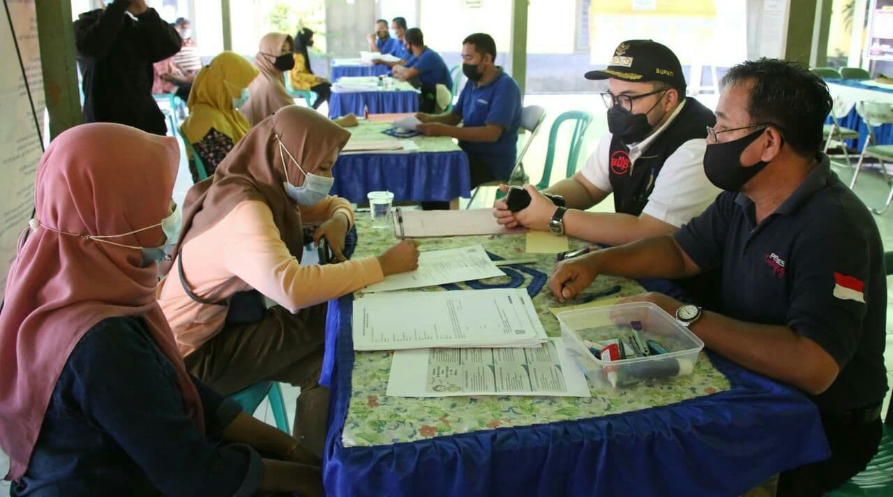 Bupati Kediri Hanindhito Himawan Pramana berkantor di balai desa, setiap Jumat, dalam sambang desa Jumat Ngopi. (Foto: Istimewa)