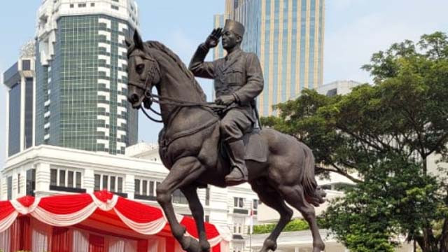 Patung Bung Karno naik kuda, diresmikan Menhan Prabowo dan Megawati, di halaman kantor Kemenhan Jl. Merdeka Barat, Jakarta Pusat, hari Minggu siang. (Foto:kabar24)