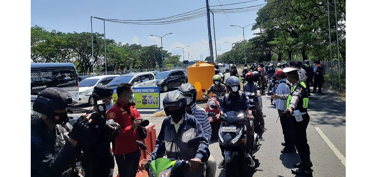 Pengetatan penjagaan di kawasan Suramadu. (Foto: Fariz Yarbo/Ngopibareng.id)