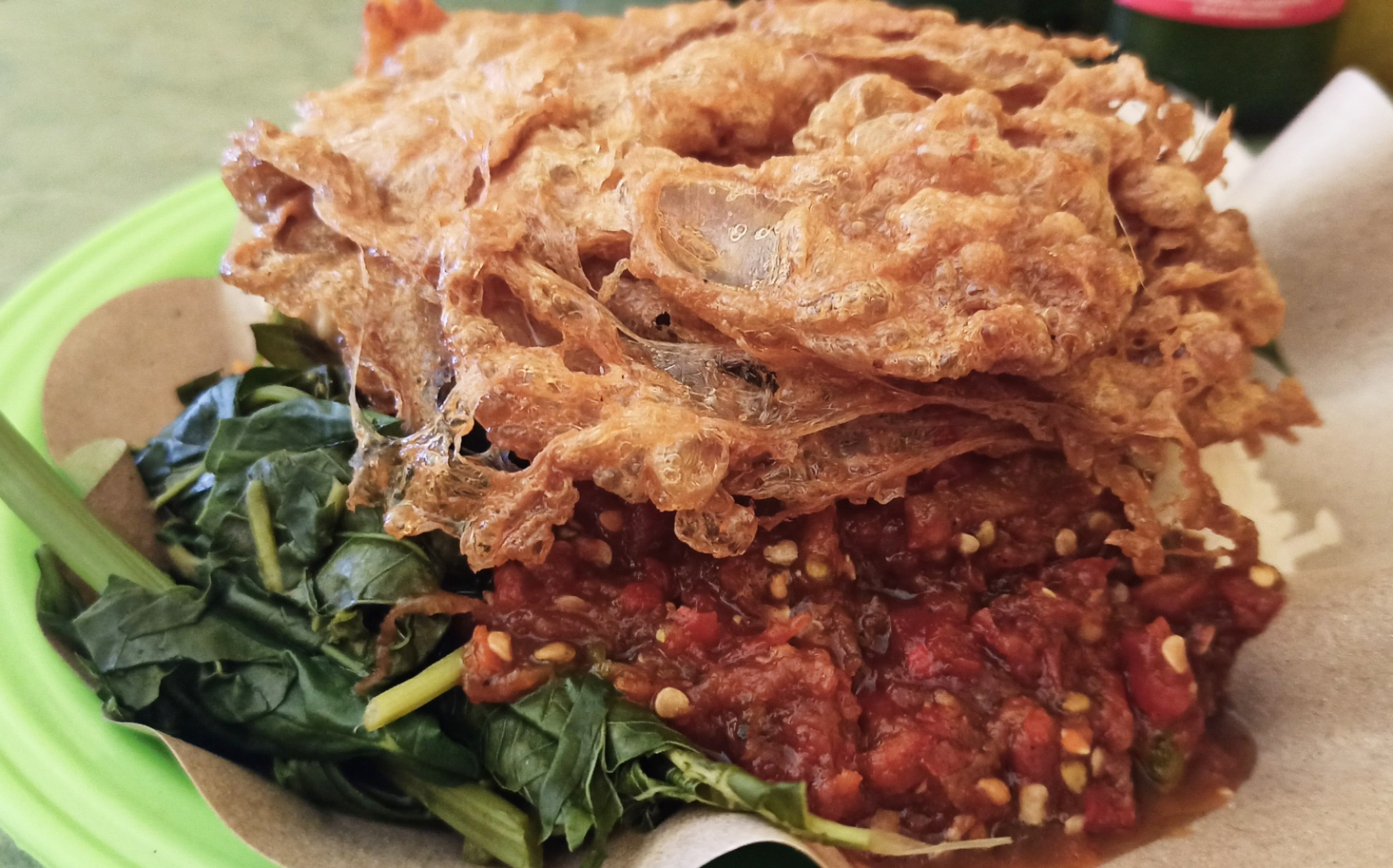 Nasi tempong telur krispi yang khas disajikan di warung Nasi Tempong Mbok Nah, Banyuwangi (Foto: Muh Hujaini/Ngopibareng.id)