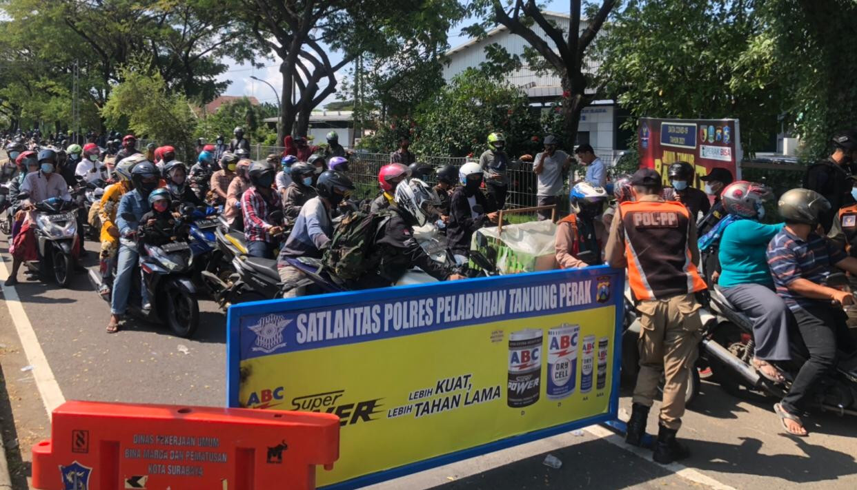 Pengendara motor di kawasan Jembatan Suramadu arah dari Madura masuk ke Surabaya tampak berjubel karena ada penyekatan swab tes. (Foto: Andhi Dwi/Ngopibareng.id)