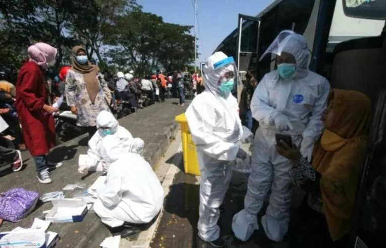 Swab Antigen yang dilakukan di pos penyekatan Suramadu terhadap warga Madura yang masuk Surabaya. (Foto: ant)