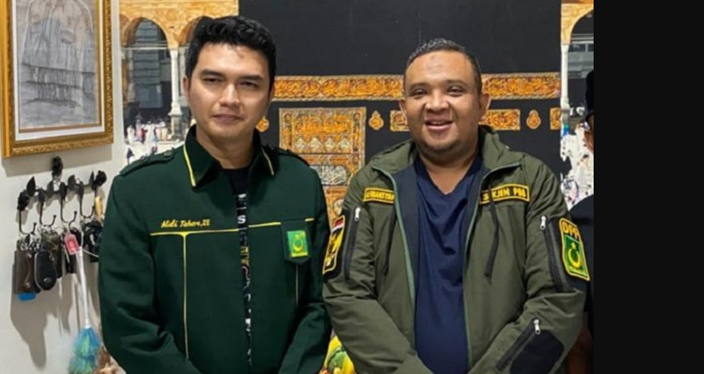 Aldi Taher pose bersama  Sekretaris Jenderal Partai Bulan Bintang (PBB) Afriansyah Noer saat memutuskan gabung sebagai kader. (Foto: Dok. Pribadi)