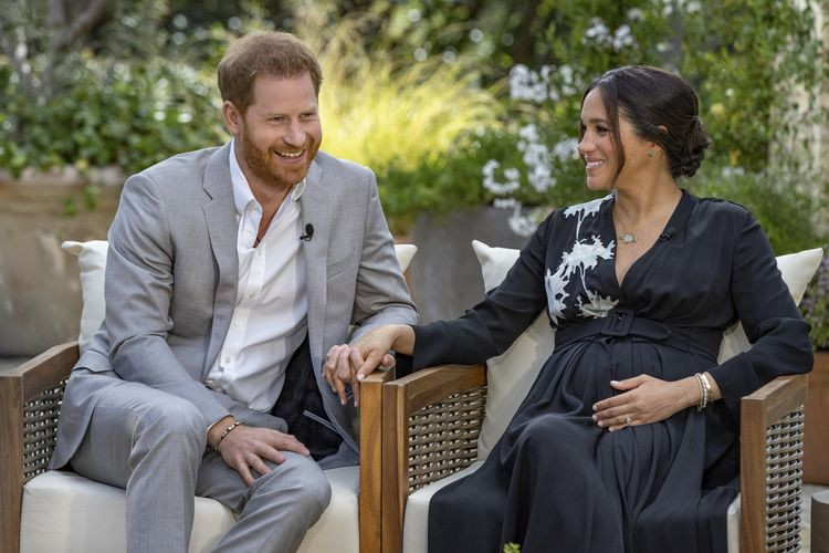 Pangeran harry dan Meghan Markle saat melakukan sesi wawancara dengan oprah Winfrey. (Foto: Istimewa)