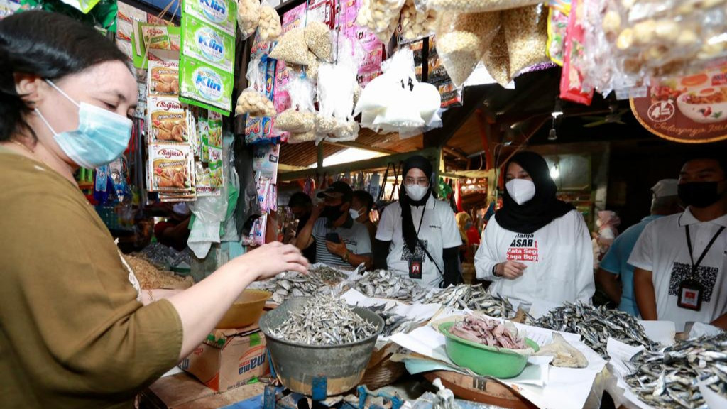 Bupati Banyuwangi berbelanja ikan kering di pasar Kalibaru pada hari berbelanja di pasar rakyat dan UMKM (Foto: Istimewa)