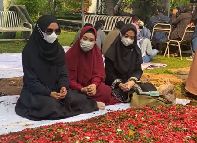 Tangkapan layar Ria Ricis (kiri) saat mendatangi makam ayahnya (Foto: Youtube Ria Ricis)