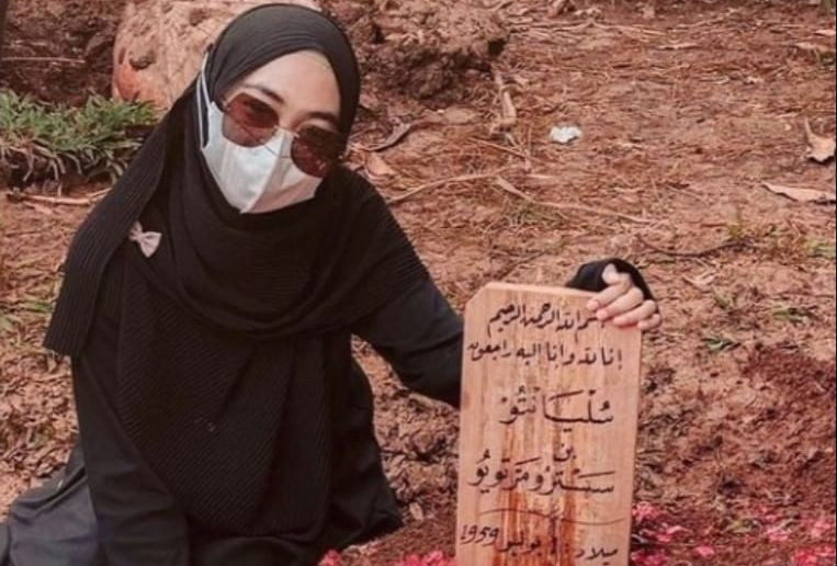 YouTuber Ria Ricis saat di makam ayahnya. (Foto: Instagram/YouTube Ricis)