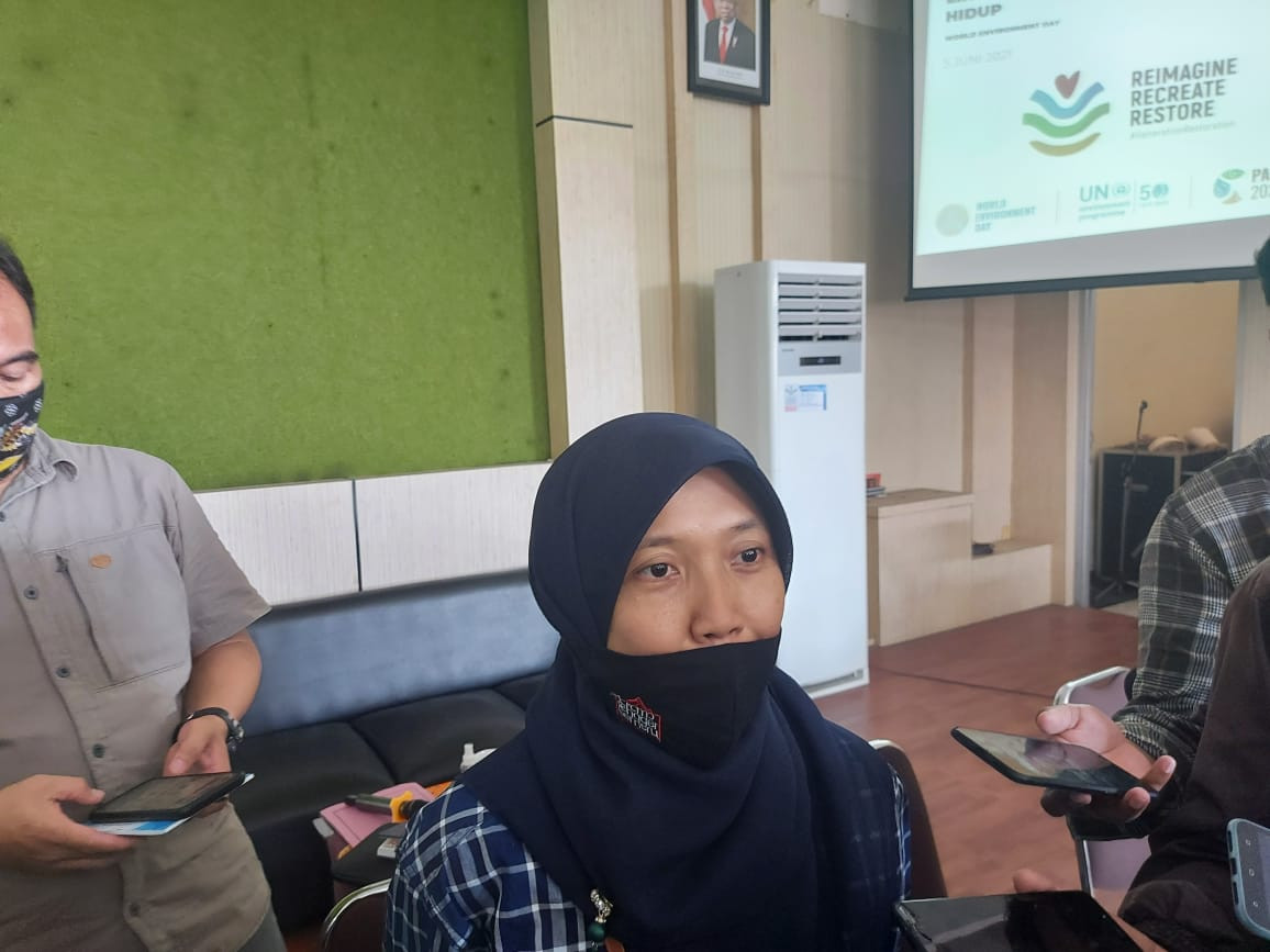 Plt Balai Besar (BB) TNBTS, Novita Kusuma Wardani saat diwawancarai terkait konservasi di Kawasan TNBTS (Foto: Lalu Theo/ngopibareng.id)