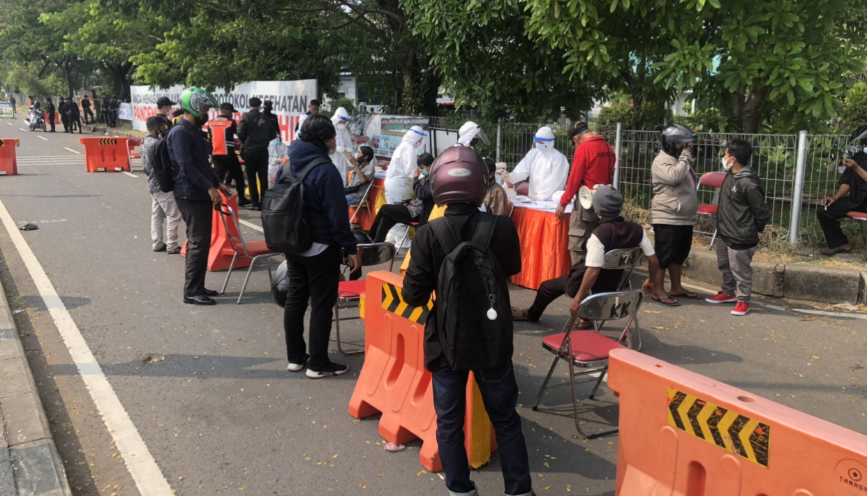 Tes swab di Jembatan Suramadu (Foto: Andhi Dwi/Ngopibareng.id)