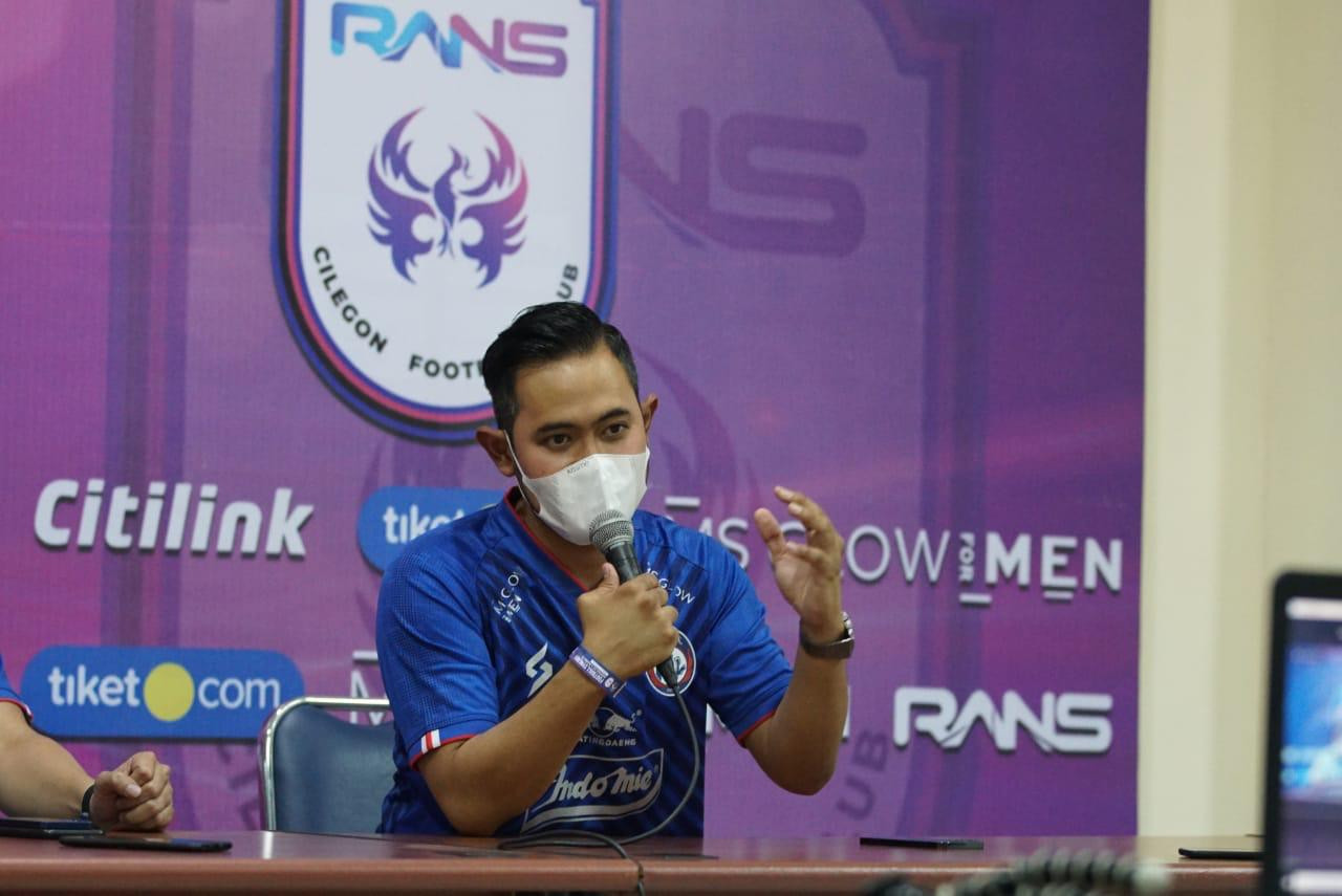 Presiden Baru Arema FC, Gilang Widya Pramana saat sesi konferensi pers (Foto: istimewa)