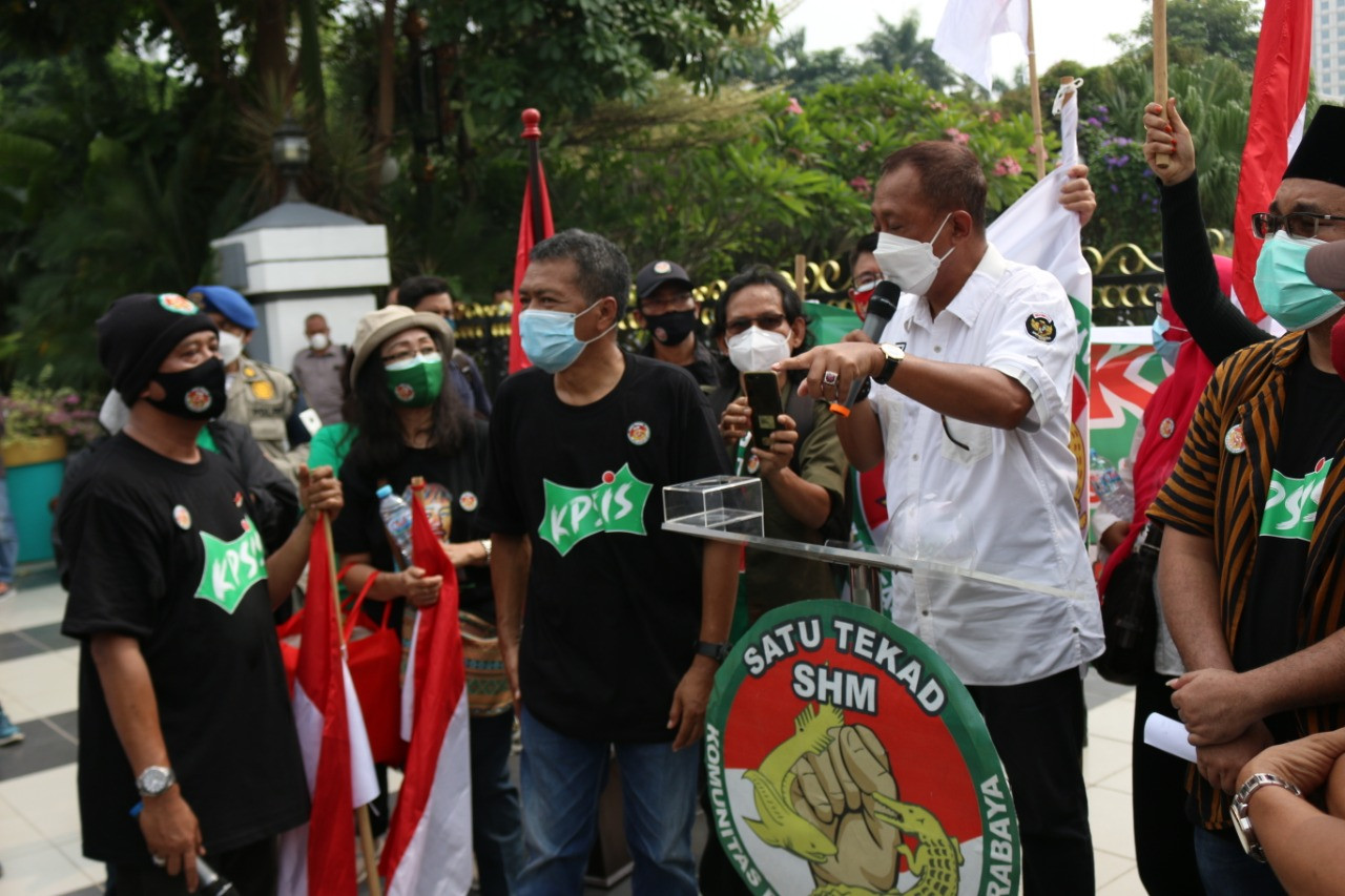 Wawali Armuji menemui pendemo surat ijo di depan Balaikota Surabaya. (Foto: Alief Sambogo/Ngopibareng.id)