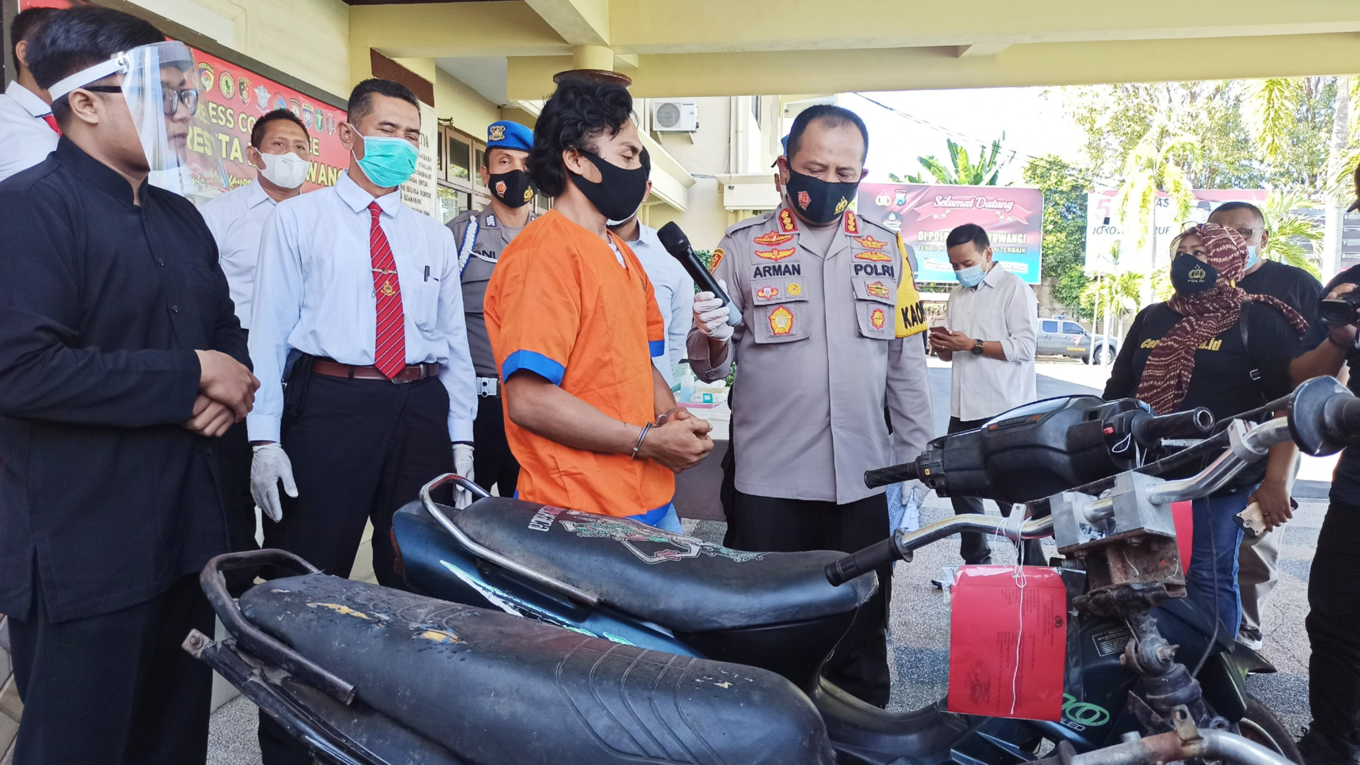 Kapolresta Banyuwangi Kombespol Arman Asmara Syarifuddin meminta tersangka menjelaskan bagaimana caranya melakukan aksi pencurian sepeda motor. (Foto:Muh Hujaini/Ngopibareng.id)