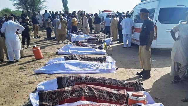 Jenazah penumpang kereta api dijajar sebelum dievakuasi, akibat kecelakaan kereta api di kota Dharki, di provinsi Sindh, hari Senin pagi. (Foto:Aljazeera.AFP)