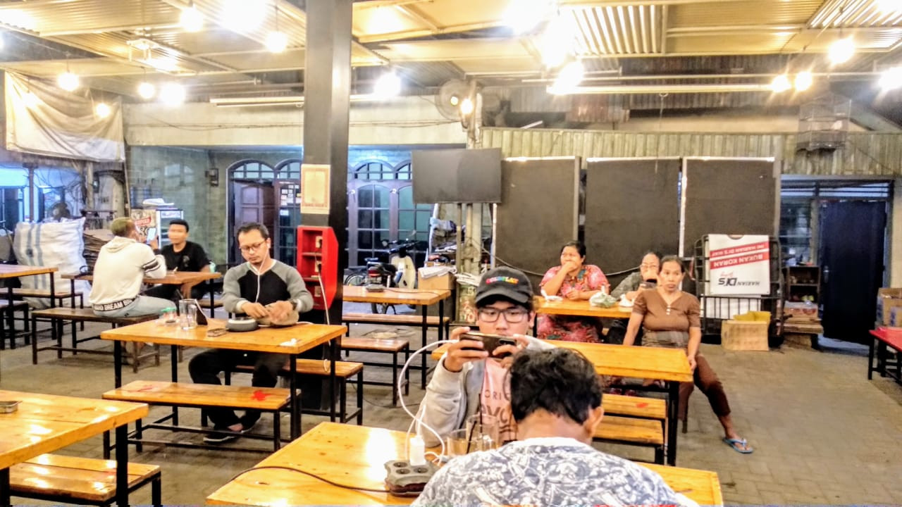 Suasana pengunjung di Warung Pitu Likur Surabaya (Foto: Mutqiyyah Rizqi/Ngopibareng.id)