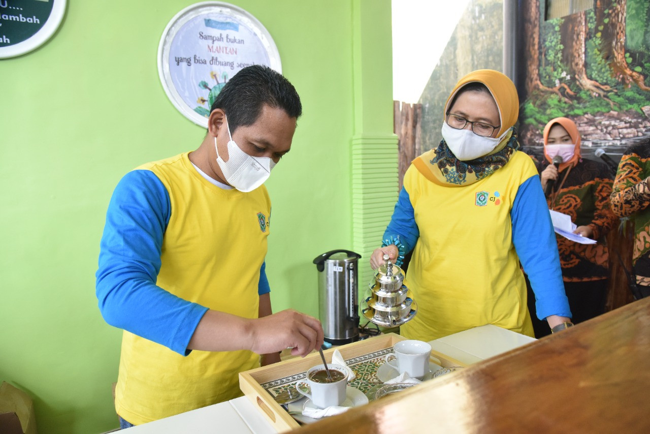 Bupati Lumajang Thoriqul Haq menikmati hidangan kopi di sebuah warkop yang bayarnya pakai sampah. (Foto: Dok Lumajang)