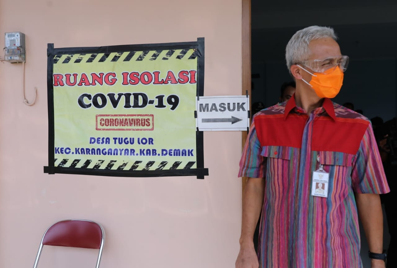 Ganjar meninjau ruang isolasi untuk covid-19 di Kabupaten Demak. (Foto: Dok Jateng)