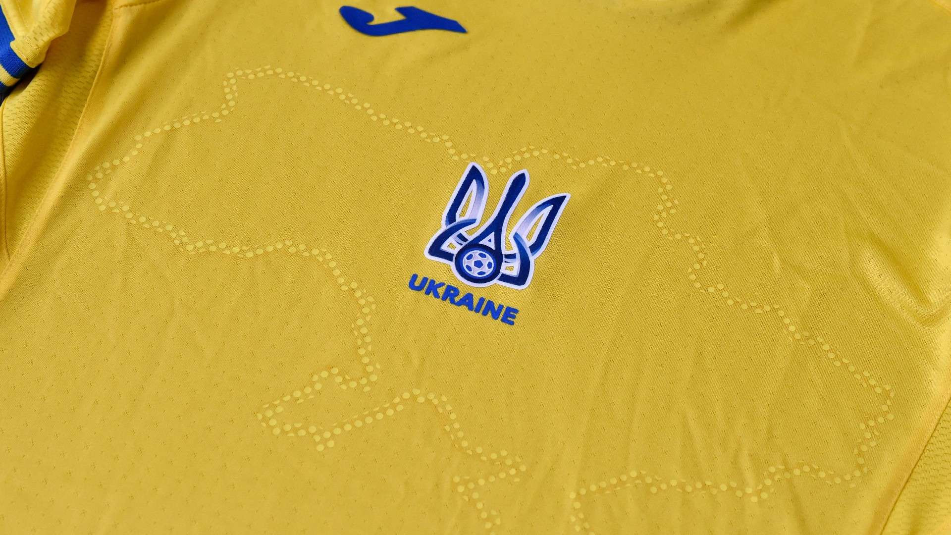 Jersey baru timnas Ukraina terdapat siluet peta kawasan yang dicaplok Rusia. Hubungan kedua negara memanas sejak bernama Uni Soviet. (Foto: Istimewa)