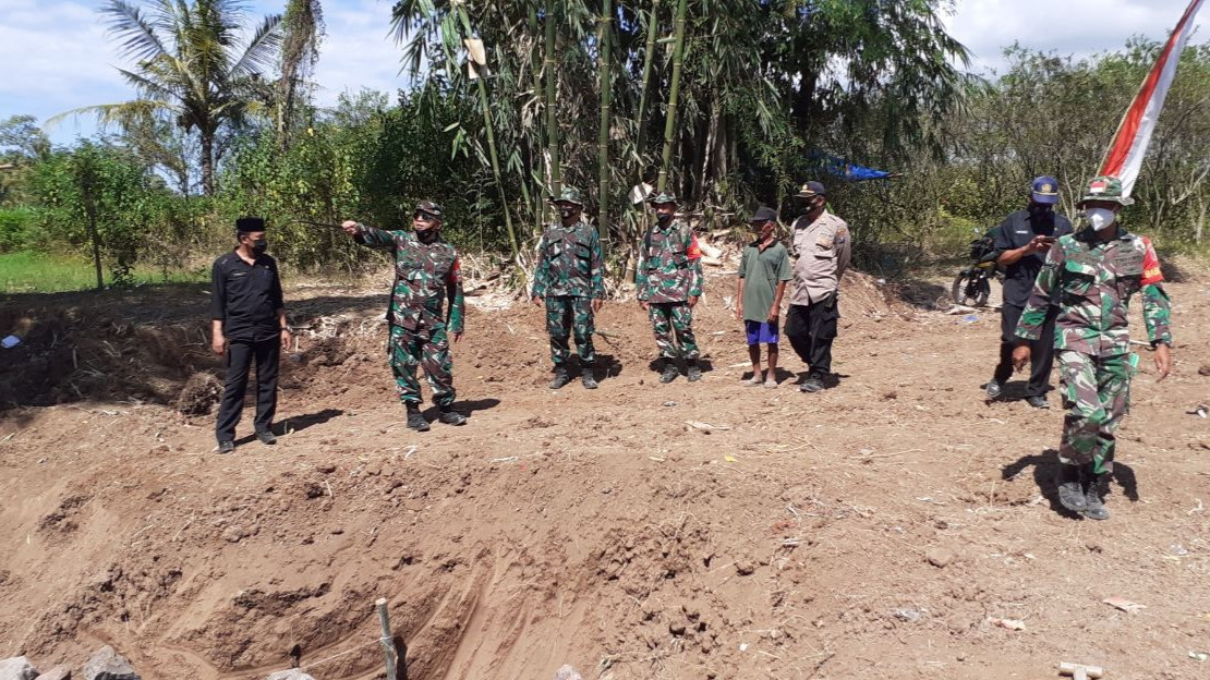 Dandim 0825 Banyuwangi meninjau lokasi TMMD ke-111 di Desa Kebaman, Kexamatan Srono, Banyuwangi (foto : istimew