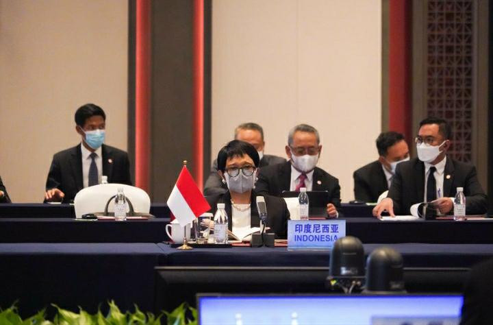 Luar Negeri Retno Marsudi dalam pengarahan pers secara daring, usai pertemuan khusus para Menlu ASEAN-Tiongkok di Chongqing, RRT, Senin 7 Juni 2021. (Foto: kemlu)