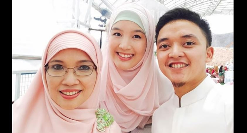 Muhammad Ghaza Al Ghazali bersama sang ibu, Ninih Mutmainah atau Teh Ninih (kiri). (Foto: Instagram)