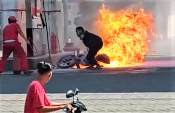 Motor Suzuki Satria terbakar di SPBU Jalan Mastrip, Kota Probolinggo, Selasa, 8 Juni 2021. (Foto: Ikhsan Mahmudi/Ngopibareng.id)