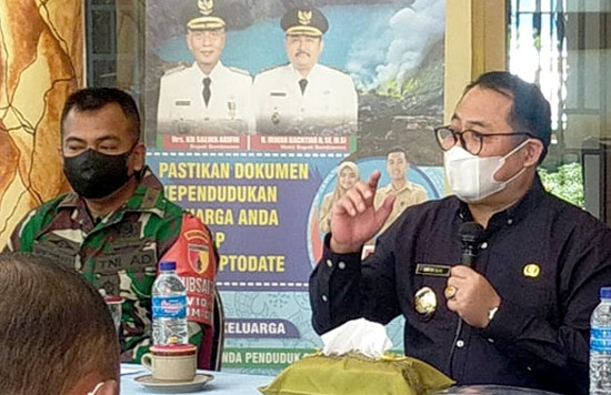 Wabup Bondowoso Irwan Bachtiar Rahmat (kanan) dan Dandim 0822 Letkol Kav. Widi Widayat menjelaskan penerapan PPKM atau lockdown mikro di RT 3 Desa Bendelan Kecamatan Binakal. (foto: istimewa).