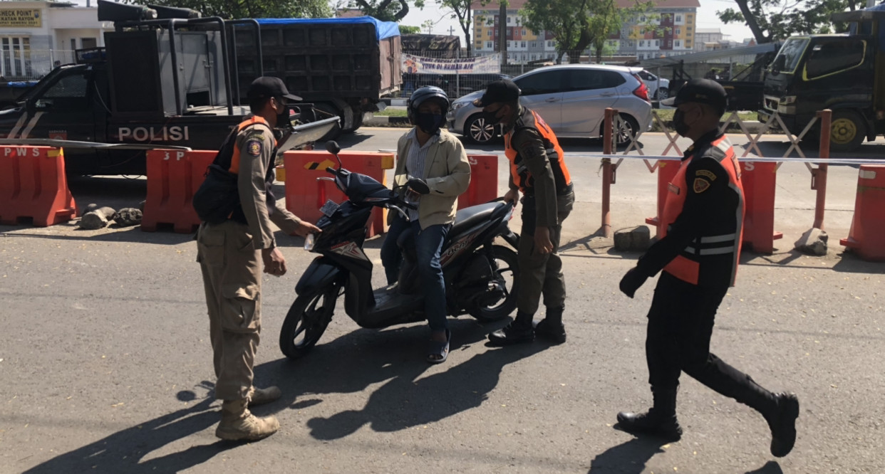 Petugas pos penyekatan Jembatan Suramadu berhentikan pengendara (Foto:Andhi Dwi/Ngopibareng.id)