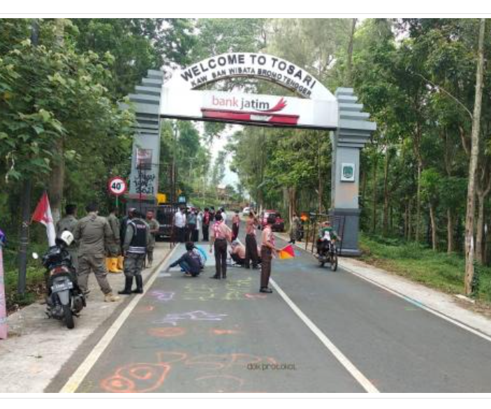 Satpol PP bersama TNI, Polro, pelajar, pramuka dan masyarakat kerja bakti membersihkan coretan di tugu Tosari. (Foto: Pasuruankab)