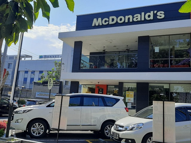 Salah satu gerai makanan saji di kawasan Manyar, Surabaya, yang melaunching menu baru, BTS Meals, Rabu 9 Juni 2021. (Foto: Pita Sari/Ngopibareng.id)