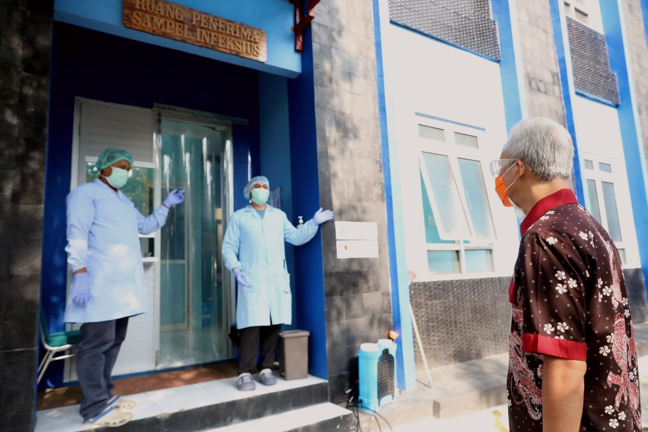 Gubernur Ganjar saat berkunjung ke B2P2VRP Salatiga. (Foto: Dok Jateng)