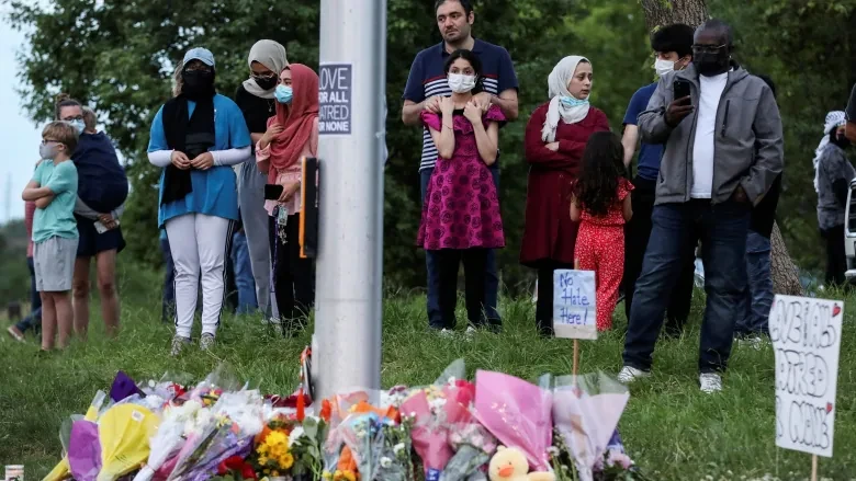 Warga Kota London, Ontario, Kanada, memberikan penghormatan terakhir kepada sekeluarga muslim asal Pakistan yang dibunuh oleh seorang pemuda lokal (Foto: cbc.ca)