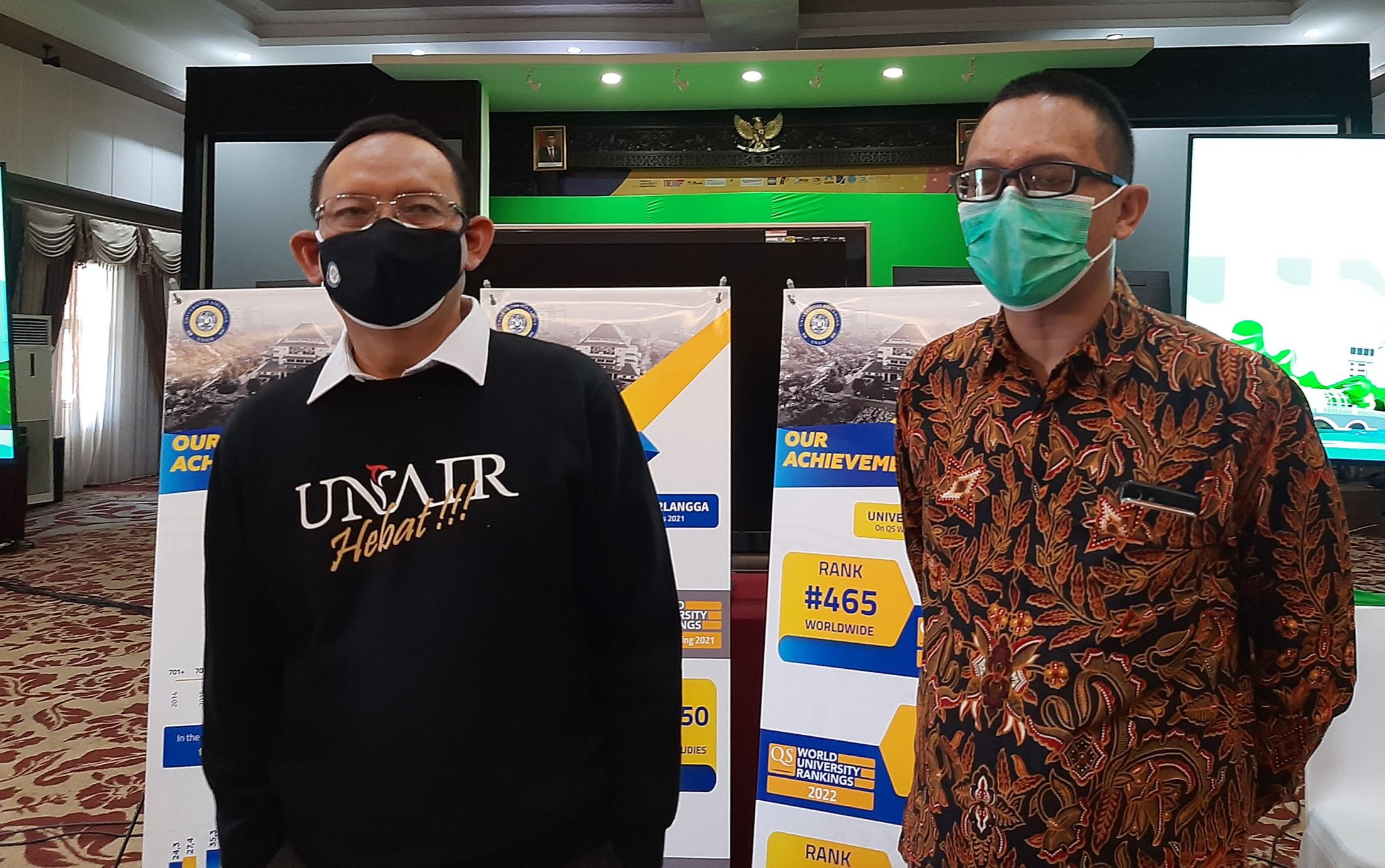 Rektor Unair, Prof. Dr Mohammad Nasih, SE, MT, Ak danWarek Bidang Internasionalisasi, Digitalisasi & Informasi (IDI) Unair, Muhammad Miftahussurur saat menemui wartawan, Rabu, 9 Januari 2021. (Foto: Pita Sari/Ngopibareng.id)