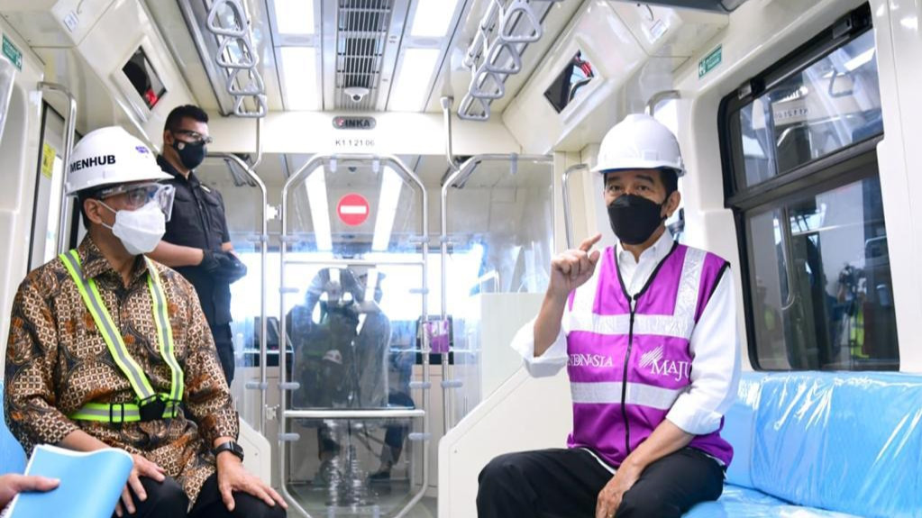 Presiden Joko Widodo (Jokowi) mencoba rangkaian LRT saat meninjau Stasiun LRT TMII. (Foto: Setpres)