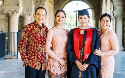 Maudy Ayunda merayakan kelulusannya dari Stanford University. (Foto: Instagram Maudy Ayunda)