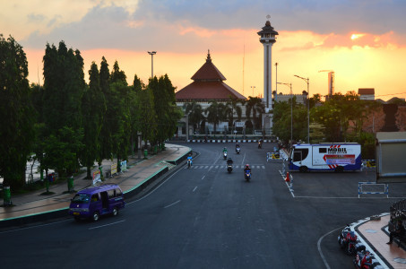 Sejumlah warga melintas di jalan Alun-alun simpang tujuh, Kudus, Jawa Tengah, Sabtu 5 Juni 2021. (Foto: Istimewa)