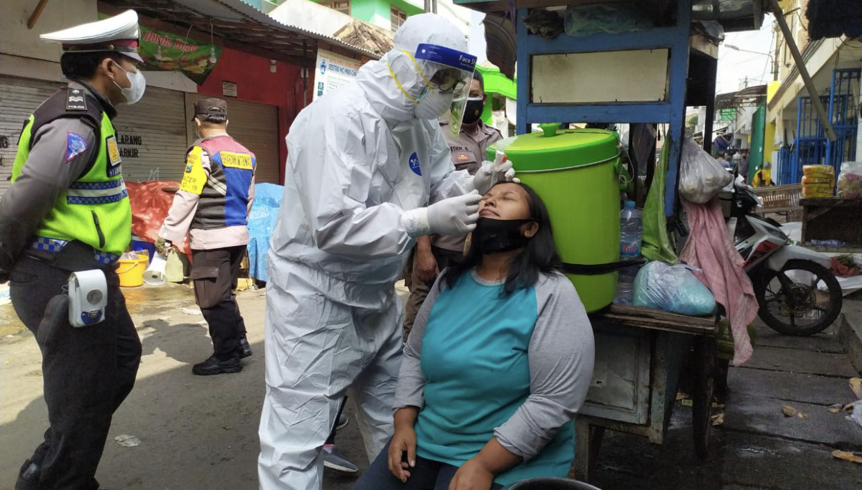 Salah satu pedagang di Pasar Kupang Gunung saat menjalani tes swab di tempat. (Foto: Istimewa)